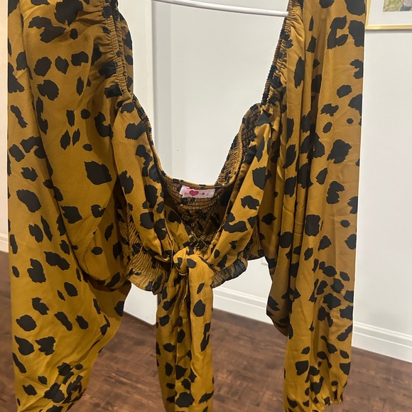 Yasmine tye front smocked leopard top - Picture 4 of 4